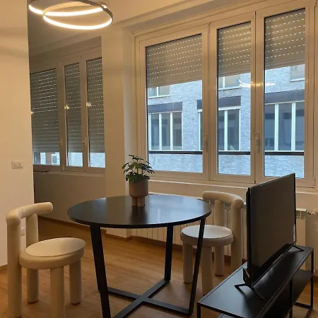 Eleganza Milanese Near Duomo & Metro アパート
