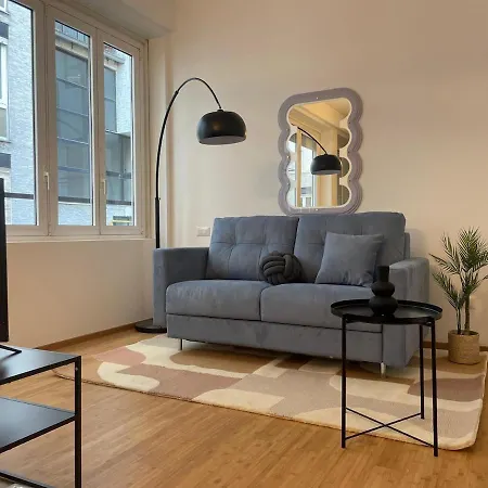 アパート Eleganza Milanese Near Duomo & Metro ミラノ